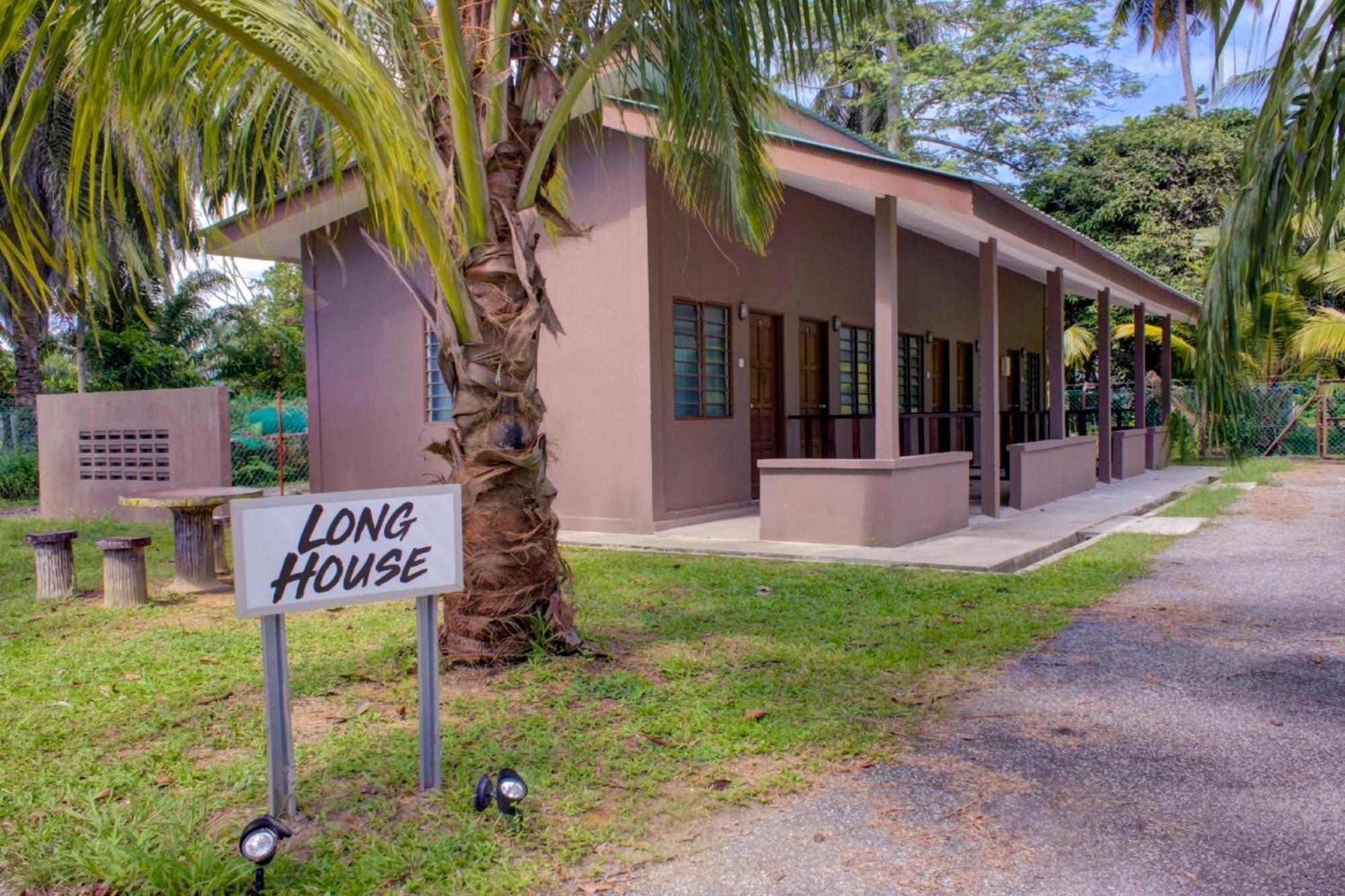 Super Oyo 89896 Sedili Inn Resort Kota Tinggi Extérieur photo