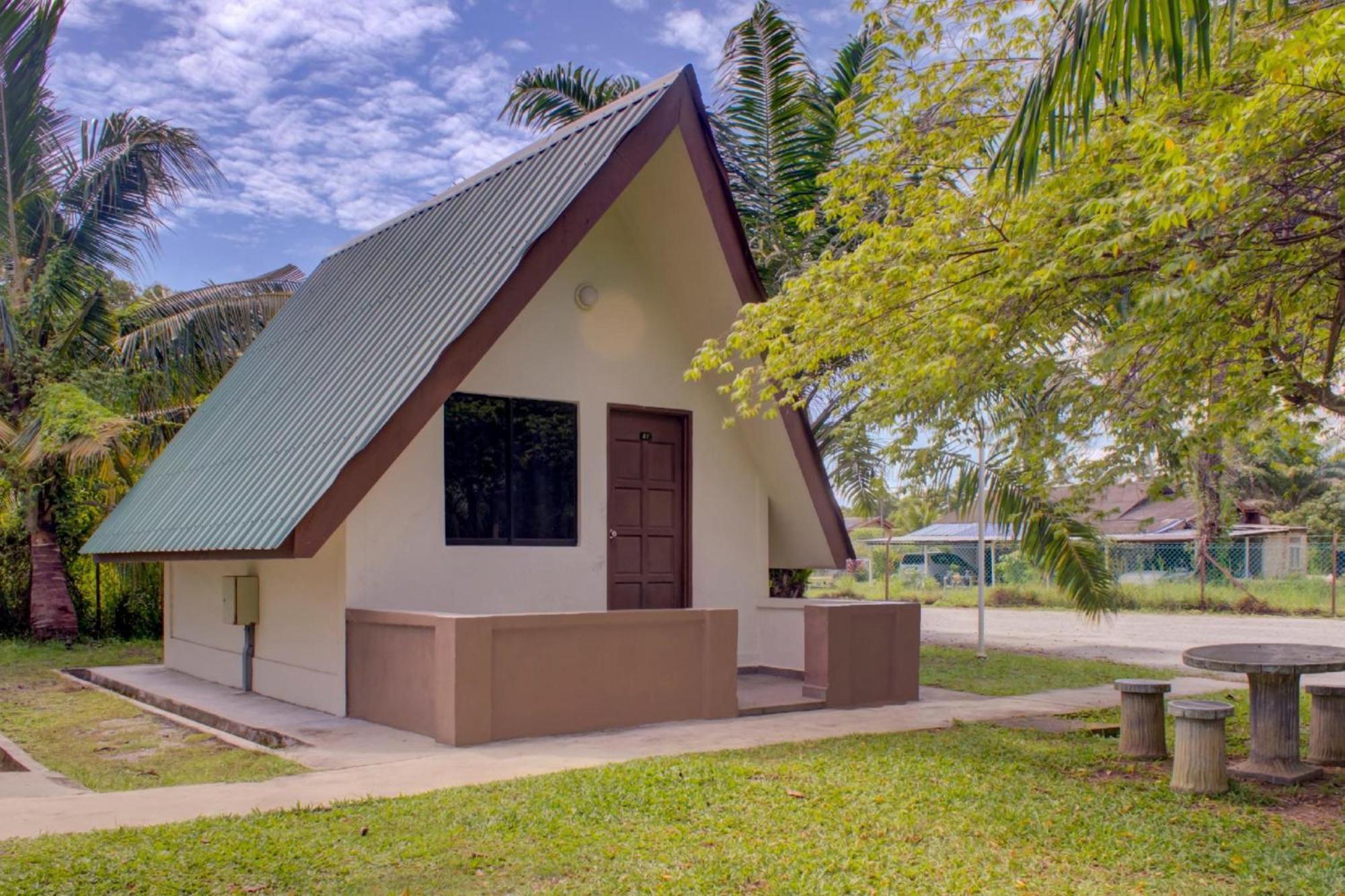 Super Oyo 89896 Sedili Inn Resort Kota Tinggi Extérieur photo