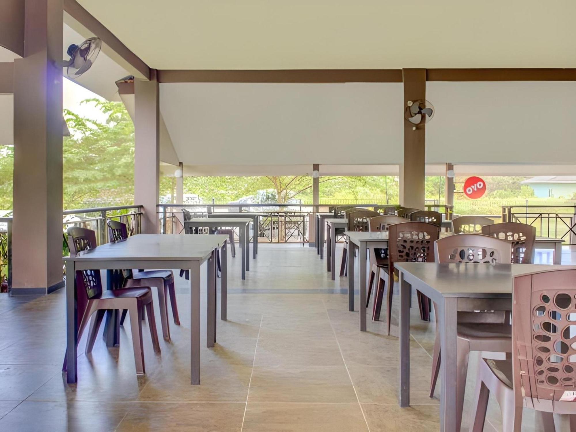 Super Oyo 89896 Sedili Inn Resort Kota Tinggi Extérieur photo